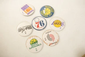 Lote de botones pinback vintage de la NBA (UH1/JSF6) 1969 3,25" 76ers Lakers Spurs Warriors - Imagen 1 de 18