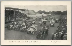 DANBURY CT DESFILE DE COCHES DECORADOS POSTAL ANTIGUA - Imagen 1 de 2