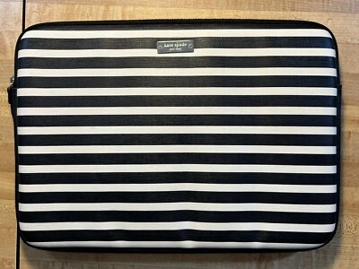 "Funda acolchada con cremallera para computadora portátil Kate Spade 13"" a rayas blancas y negras" Foto 1 de 4