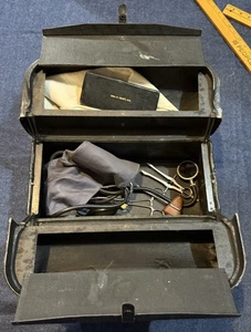 Vintage Arzttasche mit medizinischen Werkzeugen Instrumente Ampullen wie besehen Sammler Display - Bild 1 von 20