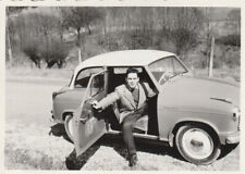 Foto - junger Mann im altem Auto, PKW, Kleinwagen, Oldtimer, Lloyd Alexander