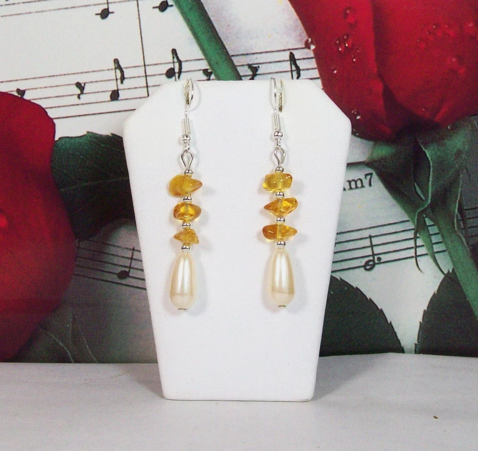 Pérolas simuladas, brincos de âmbar, folheados a prata. 2 1/2" de comprimento. FPER002 - Imagem 1 de 1