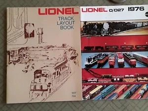 LOTE DE 2 LIBROS DE DISEÑO DE PISTAS LIONEL 1975 Y LOTE DE CATÁLOGO LIONEL 0/027 1976 1976 EN MUY BUEN ESTADO. - Imagen 1 de 6