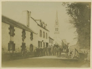 (Bretagne) Militaires devant un café à situer (voir église). Finistère ? - Picture 1 of 1