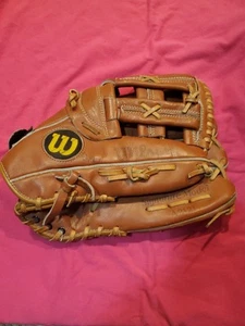 Wilson A2121 Glove Pro Model  RHT Baseball Strap Back Finger Hole Nice Shape - Picture 1 of 3