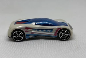 2009, HOT WHEELS NITRIUM WHITE 1:64 DIECAST CAR W BLUE RED STARS & STRIPES - Bild 1 von 6