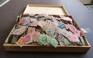NEW ZEALAND - EXTENSIVE VINTAGE USED COLLECTN IN OLD CIGAR BOX - 4/5,000 - Picture 1 of 3