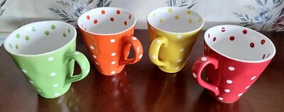 4 tazas de café Pier 1 Imports amarillas, naranjas, verdes, rojas con hoyuelos a lunares 16 OZ Foto 1 de 4