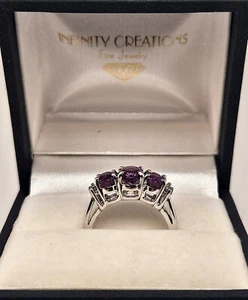 14K white gold 3-stone ring with 1.65ct oval purple amethysts and 0.14ct diamond - Picture 1 of 6