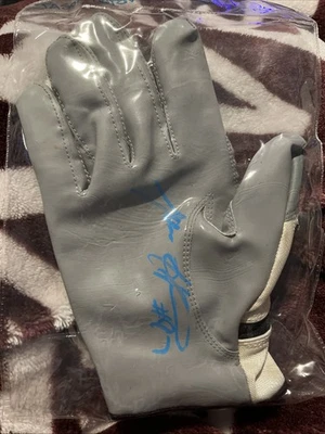 Jason Hatcher 签名 NFL 手套 — 第 1/4 张图片