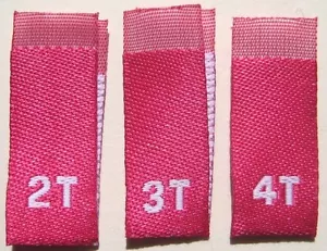 50 piezas ROPA TEJIDA ROSA CALIENTE PARA NIÑOS PEQUEÑOS COSTURA ETIQUETAS DOBLADAS ETIQUETAS DE TAMAÑO 2T, 3T, 4T - Imagen 1 de 1