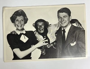 Tarjeta postal rara 1981 de Ronald Reagan y Nancy All In The Family 331 EE. UU.  - Imagen 1 de 3