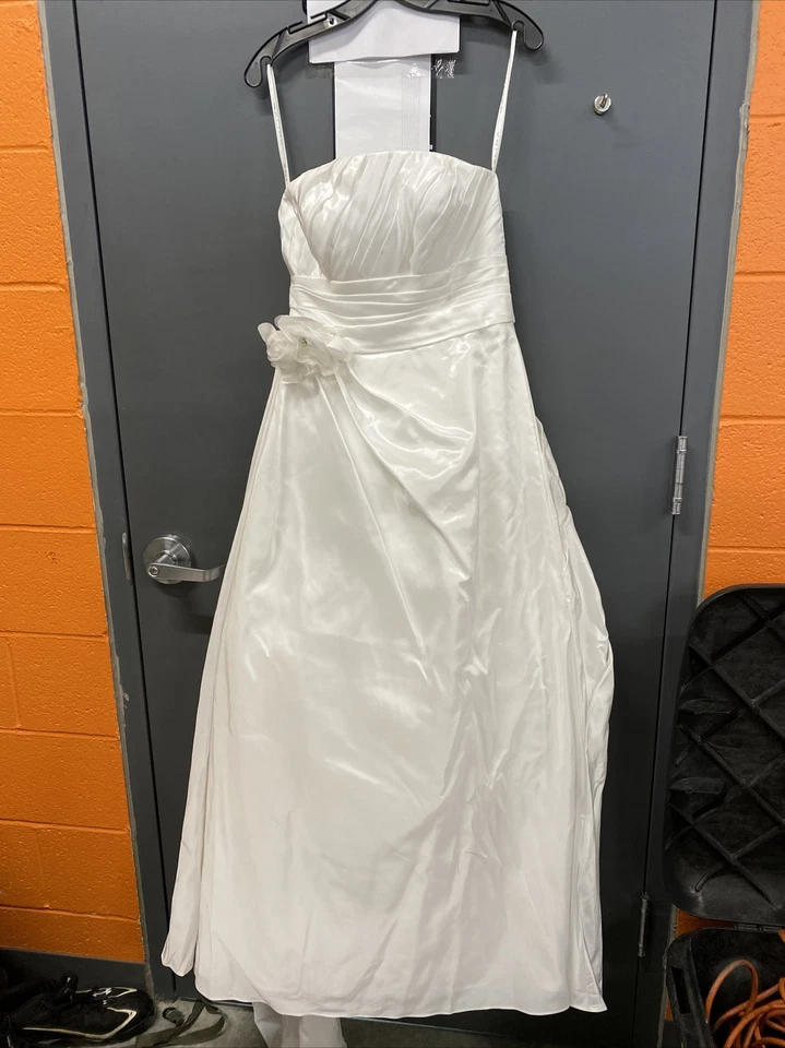 Vestido de novia y velo blanco suave David’s Bridal para mujer talla 6  Foto 1 de 4