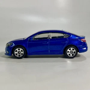 2016 Nissan Sentra Ruota 6 Razze Blu Scala 1:64 Modellino Diorama Diefuso #70 - Foto 1 di 11
