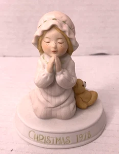 Holly Hobbie Christmas Prayer Girl With Teddy Bear Figurine Christmas Ltd Ed - Picture 1 of 7