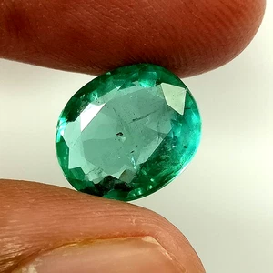 Smeraldo naturale 3,63 ct bellissimo ovale buon colore lucentezza pietra preziosa non trattata - Foto 1 di 4