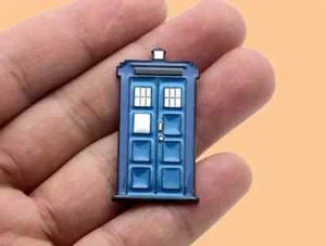 Dr. Who Polizeibox TARDIS Zinklegierung Reversnadel - 1 1/2"" hoch/3/4"" breit - Bild 1 von 4