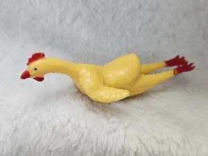 3,25 Zoll gelbe Hartplastik gerupftete Huhn Spielzeugfigur bemalt rote Bereiche liegend - Bild 1 von 18