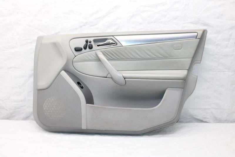 Mercedes C55 W203 2005 sedán #295 panel de puerta interior delantero derecho Foto 1 de 4