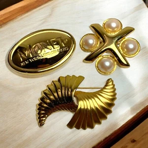 Spilla Monet vintage lotto di 3 finte perle cabochon tono oro logo croce maltese - Foto 1 di 9