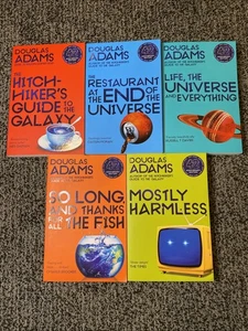 Douglas Adams Hitchhiker's Guide To The Galaxy 42nd Anniversary 5 Book Set - Imagen 1 de 20
