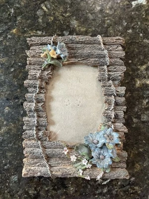 Marco estilo cabaña de troncos con flores azules se adapta a foto 4x3. Importación de Sitco Foto 1 de 2