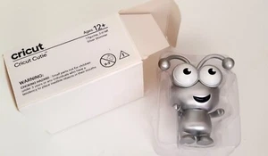 CRICUT SILBER SCHIMMER SUTIE *BRANDNEU IM BOX* SAMMLERFIGUR - Bild 1 von 1