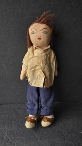 Vintage Handarbeit Stoff Stoff Stoffpuppe braun Garn Haare gelb Shirt blaue Hose 11 Zoll - Bild 1 von 7