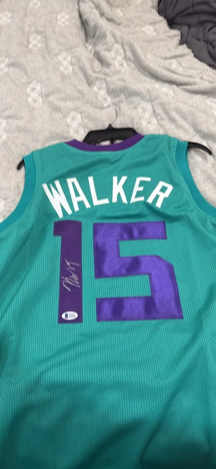Camiseta Beckett Certificado de Autenticidad Kemba Walker Firmada Sin Marca Charlotte Hornets Autografiada Foto 1 de 1