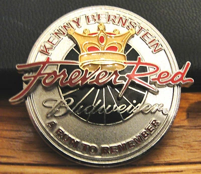 MEDALLÓN DE METAL KENNY BERNSTEIN BUDWEISER NHRA FOREVER RED RUN TO REMEMBER 2002 Foto 1 de 4