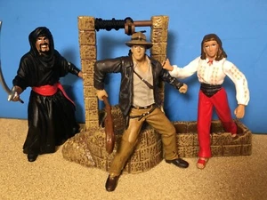 Indiana Jones Lot mit drei Figuren und Wüstenbrunnen mit funktionierender Eimerwinde  - Bild 1 von 12