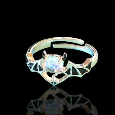 Anillo de murciélago diablo esmalte negro orbe vidrio tono plata talla 6,5 expandible Q Foto 1 de 4