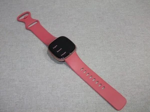 Fitbit Versa 4 Aktivitätstracker - Pink Sand / Copper Rose FB523 (ohne Ladegerät) - Bild 1 von 9