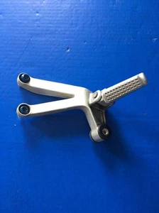 Honda CBR929RR CBR 929 RR CBR929 929RR Right Rear Passenger Foot Peg Bracket OEM - Foto 1 di 11
