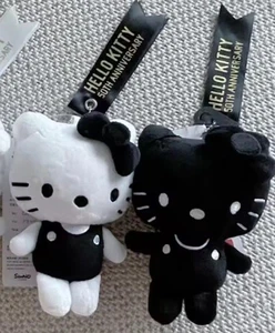 Juego de Peluche Hello Kitty 50 Aniversario Monocromo Mascota, 2 piezas, Blanco y Negro - Imagen 1 de 3