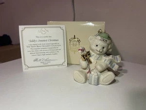 Lenox Classics 2005 adorno de Navidad Teddy's Sweetest Christmas con caja - Imagen 1 de 6