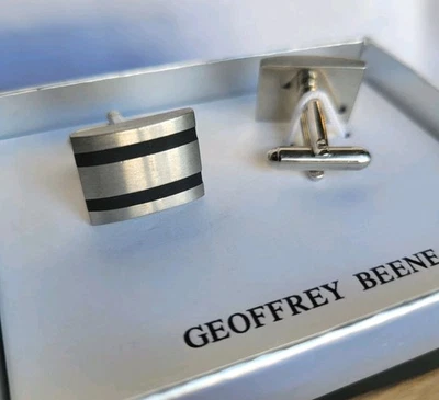  GEOFFREY BEENE GEMELOS RECTANGULARES 1" TONO PLATA SATINADO RAYAS NEGRAS  Foto 1 de 4