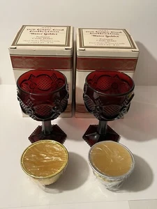 AVON CAPE COD 2 WASSERKELCHE RUBINROT GLAS MIT BOXEN & KERZEN 1976 ZWEI NEU - Bild 1 von 15