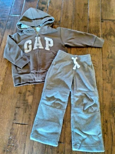 Usado en excelente estado! Sudadera y pantalones de lana Carters marrón con capucha y cremallera para niños 2T   - Imagen 1 de 1