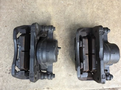 94-01 ACURA INTEGRA JUEGO PINZAS FRENO DELANTERO IZQUIERDO DERECHO 17CL14VN CON ABS OEM Foto 1 de 4