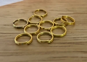 10 Anelli Split Colore Oro Metallo 12mm Attaccano Cionondoli al Braccialetto - Foto 1 di 2