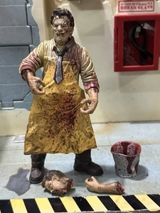 McFarlane Toys - Movie Maniacs: Texas Chainsaw Massacre Bloody Leatherface Figur - Bild 1 von 6