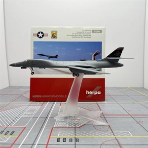 Herpa Wings 1/200 US Air Force B-1B bombardiere statico pressofuso modello 572903 con base - Foto 1 di 14