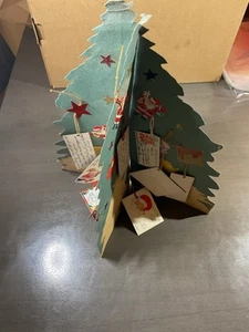 40er Jahre selbstgemachter Weihnachtsbaum aus Karton mit Geschenkanhänger als Ornamente Volkskunst - Bild 1 von 9