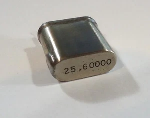 HC-6/U - 25,6000 MHz Radio Crystal - 0,050 pinów - Niemarkowe - Zdjęcie 1 z 2