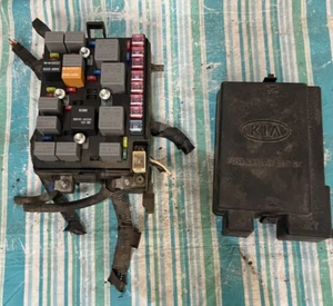 2005 05 Kia Spectra Engine Fuse Box Relay Junction 919552F021 OEM Free Ship B29 - Picture 1 of 10