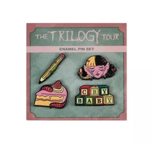 Juego de 4 prendedores esmaltados Melanie Martinez The Trilogy Tour nuevo exclusivo en mano - Imagen 1 de 2