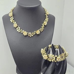 COLLANA GIROCOLLO E ORECCHINI VINTAGE CORO TONO ORO FLOREALE DUE PEZZI - Foto 1 di 3