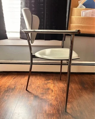 RARO - Silla Stiletto Moderna Mediados de Siglo 3 Patas Cuero y Cromo Foto 1 de 4