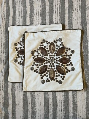 Fundas de almohada Pier 1 con cuentas, juego de 2, blanco roto con cuentas medallón marrón, 18" Foto 1 de 4